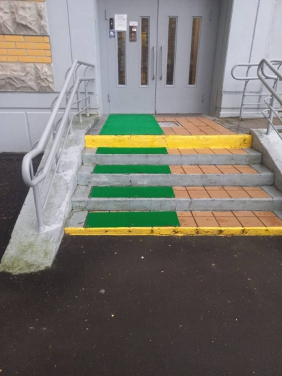 На этой неделе мы активно готовились к зиме в ТО Град Московский и размещали противоскользящие коврики на входах в подъезды