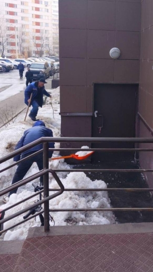 ул. Садовая, д. 9 — очистили отмостки от снега