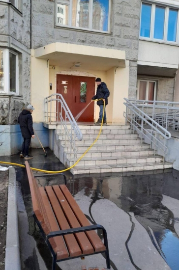 На этой неделе продолжили проводить мероприятия по подготовке домов к весенне-летнему периоду — промывали цоколи и входные группы