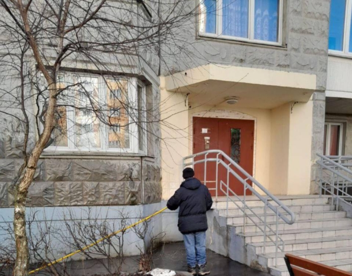 На этой неделе продолжили проводить мероприятия по подготовке домов к весенне-летнему периоду — промывали цоколи и входные группы