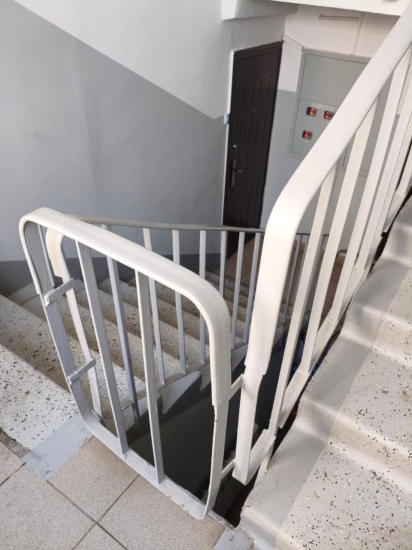 ул. Люблинская, д. 8 — выполнили монтаж поручней