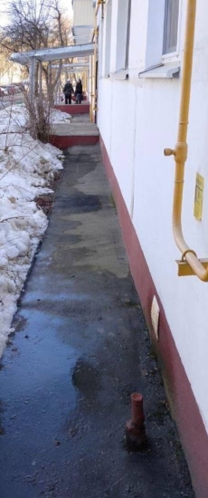 ул. Люблинская, д. 8 — очистили отмостки от снега