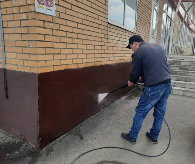 ул. Барышевская роща, д. 2, 12 и ул. Южный квартал, д. 10 — продолжили проводить весенние работы: промывали фасады, убирали чердаки и подвальные помещения