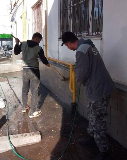 ул. Высотная, д. 7 — выполнили влажную уборку отмосток, цоколей, входных групп, домовых знаков