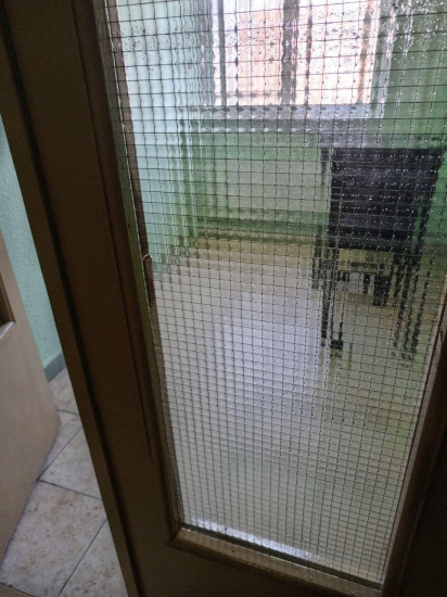 ул. Первомайская, д. 3/1 — заменили стекло двери