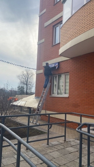 ул. Барышевская роща, д. 2, 12 и ул. Южный квартал, д. 10 — продолжили проводить весенние работы: промывали фасады, убирали чердаки и подвальные помещения