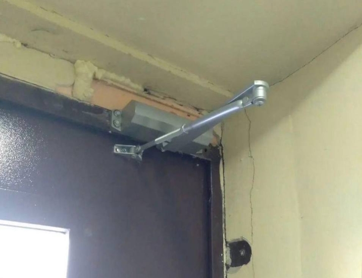 Барышевская роща, д. 2 — заменили доводчик двери