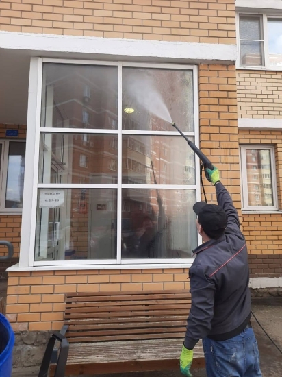 ул. Барышевская роща, д. 2, 12 и ул. Южный квартал, д. 10 — продолжили проводить весенние работы: промывали фасады, убирали чердаки и подвальные помещения